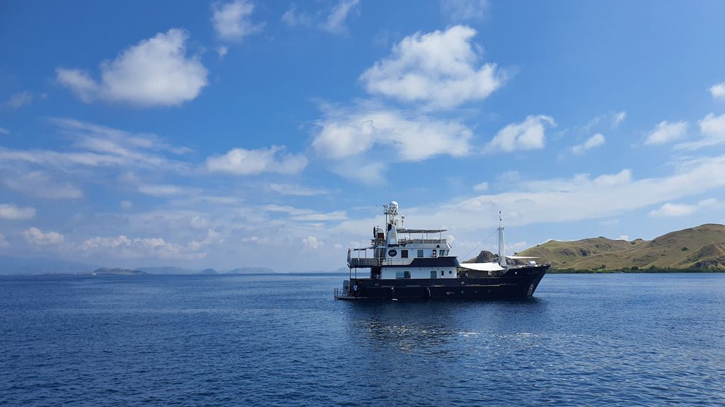 Kapal pesiar Grand Maloekoe tengah berlabuh di perairan Gili Lawa Darat yang terletak di utara Pulau Komodo, Manggarai Barat, Nusa Tenggara Timur, Rabu (15/6/2022).