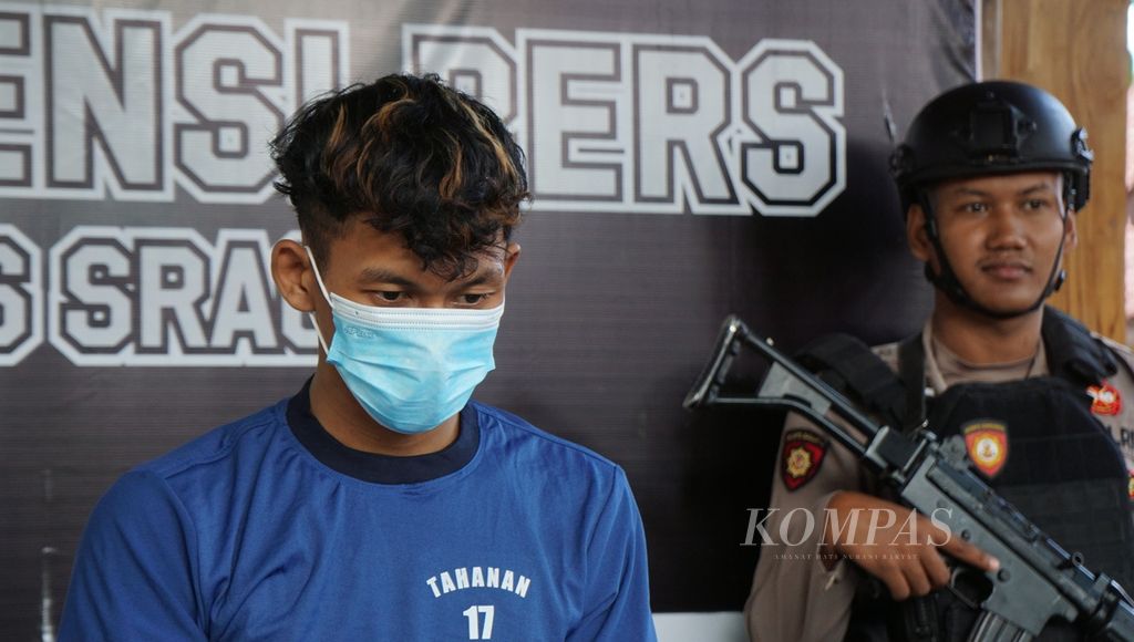 ATT, pelaku pembunuhan, dalam ungkap kasus pembunuhan seorang wanita, di Polres Sragen, Jawa Tengah, Selasa (27/6/2023). Peristiwa itu dipicu nafsu birahi pelaku yang ingin menyetubuhi korbannya.