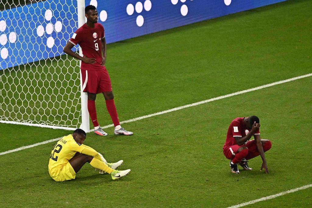 Reaksi pemain Qatar setelah berakhirnya pertandingan Grup A Piala Dunia Qatar 2022 antara Qatar dan Senegal di Stadion Al Thumama, Doha, Qatar, Jumat (25/11/2022). Qatar takluk 1-3 dan dipastikan tersingkir dari Piala Dunia di rumahnya sendiri. 