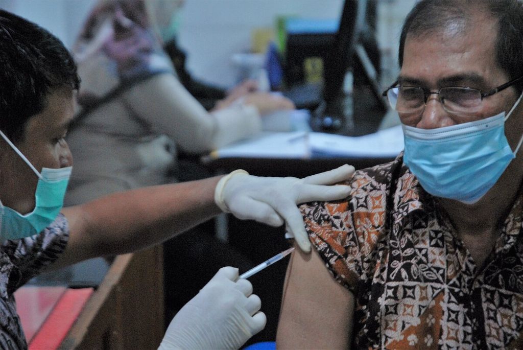 Sebanyak 321 calon jemaah haji Kota Jambi menerima vaksinasi meningitis di Dinas Kesehatan Kota Jambi, Kamis (12/5/2022). Dalam kesempatan itu dilakukan pula pemeriksaan kesehatan bagi mereka.