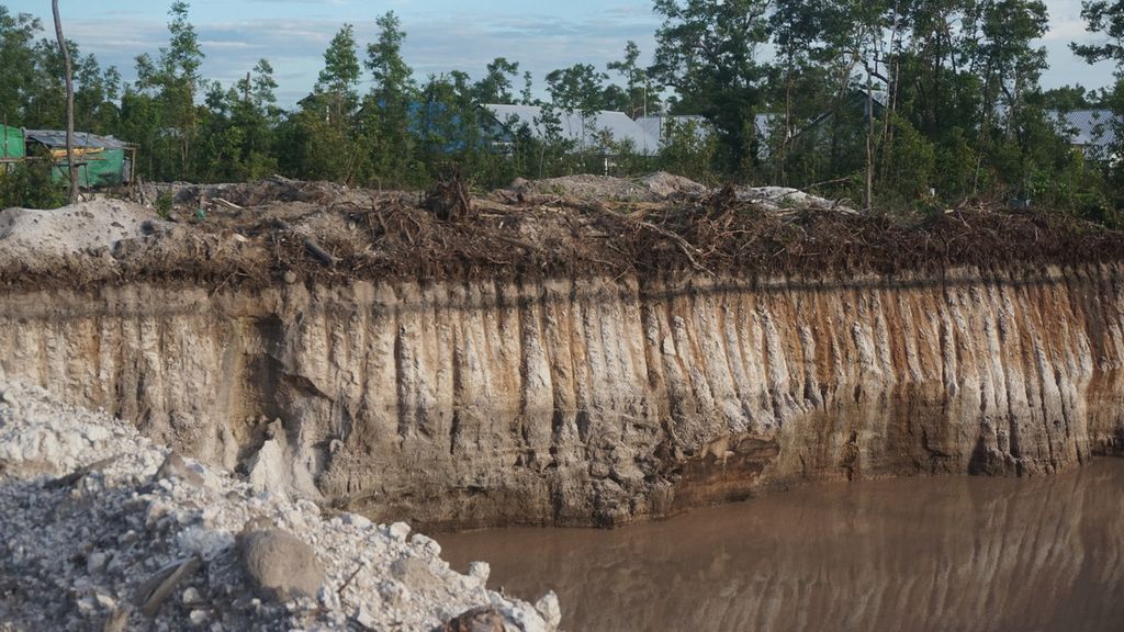 Lubang-lubang yang ditambang para petambang liar di Desa Hurung Pukung, Kabupaten Kapuas, Kalimantan Tengah, Sabtu (25/01/2020).