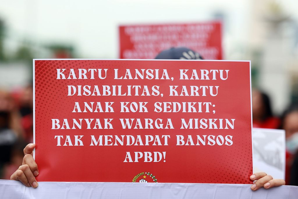 Poster aksi yang dibawa salah seorang warga ketika menggelar aksi di depan Monumen Nasional (Monas) dan berjalan ke Balai Kota Jakarta, Rabu (26/10/2022). 