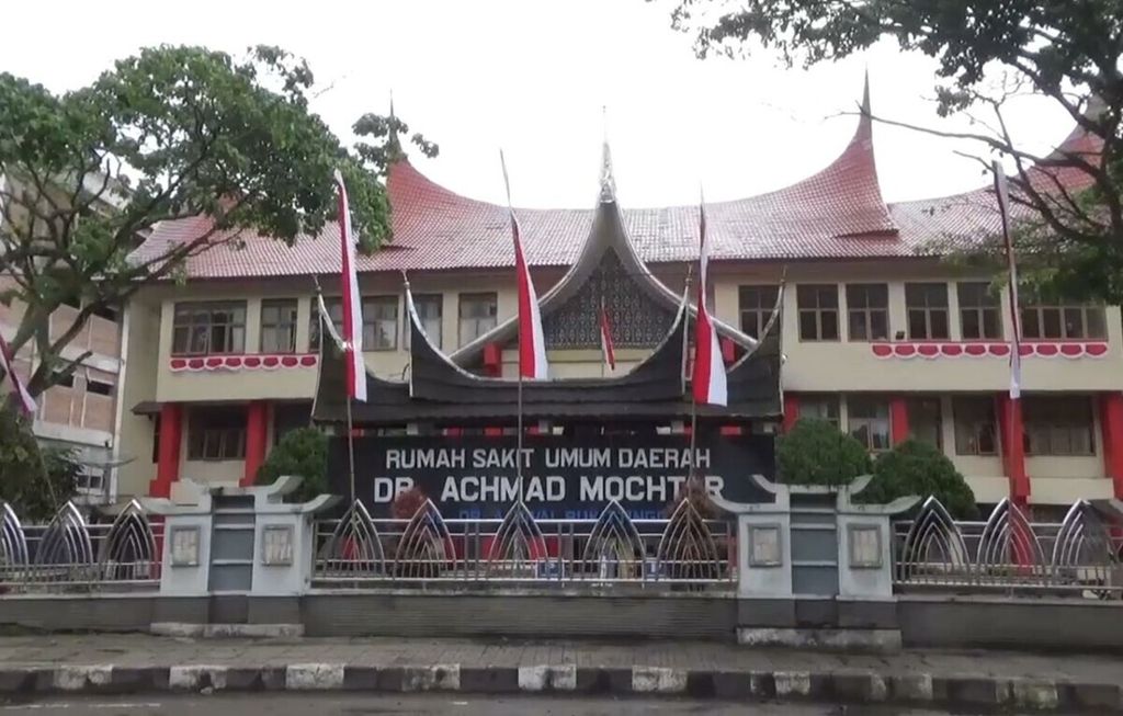 Suasana di depan RSUD Dr Achmad Mochtar Bukittinggi, Sumatera Barat, pada pertengahan Juli 2020.