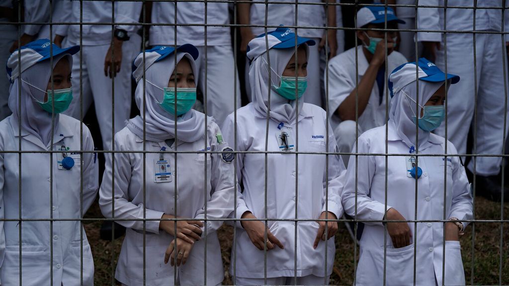 Perempuan buruh dalam aksi mogok kerja di dalam pagar pabriknya di kawasan industri MM2100, Cikarang, Kabupaten Bekasi, Jawa Barat, Selasa (6/10/2020). 