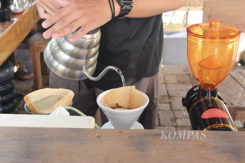 Seorang mahasiswa menyeduh kopi di Pondok Literasi Kopi, Kawasan Kolaborasi Kampoengpreneur Universitas Tanjungpura, Pontianak, Kalimantan Barat, Senin (12/6/2023).