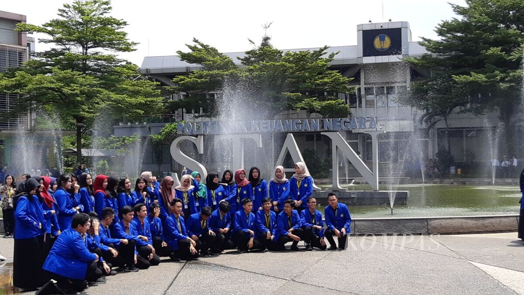 Mahasiswa Politeknik Keuangan Negara STAN berfoto guna merayakan berakhirnya ujian tengah semester di kampus mereka di Tangerang Selatan, Banten, Kamis (11/4/2019).