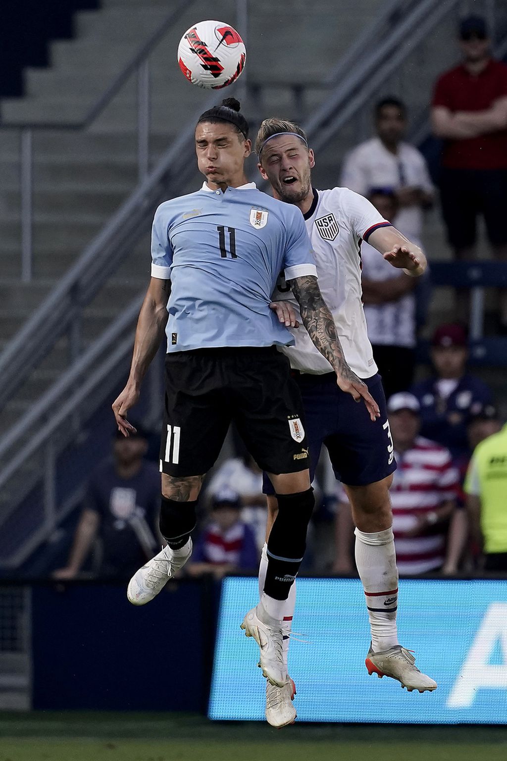 Penyerang Uruguay, Darwin Nunez (kiri), dan bek AS, Walker Zimmerman, berduel di udara pada pertandingan persahabatan antara Uruguay dan Amerika Serikat di Kansas, AS, Minggu (5/6/2022). Nunez akan memperkuat Liverpool mulai musim 2022/2023 hingga kontraknya berakhir pada 30 Juni 2027.
