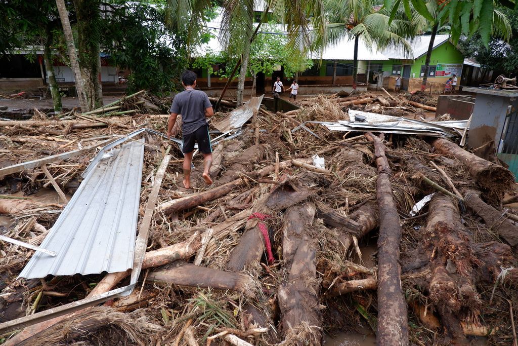 Kayu gelondongan sisa banjir bandang di Dusun Batulayar Utara, Desa Batulayar Barat, Kecamatan Batulayar, Lombok Barat, Nusa Tenggara Barat, terlihat pada Senin (6/12/2021) sore. Akibat banjir bandang tersebut, 4 warga meninggal, 1 hilang, dan 1 lainnya mengalami patah kaki.