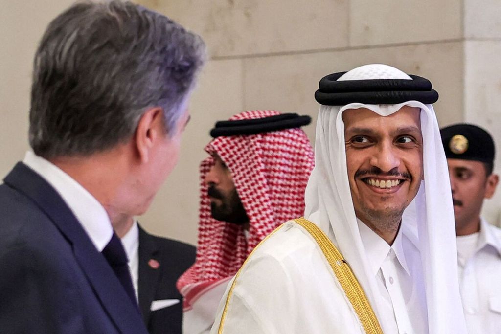 Menteri Luar Negeri yang juga Perdana Menteri Qatar, Sheikh Mohammed bin Abdulrahman bin Jassim al-Thani (kanan), berbicara dengan Menlu AS Antony Blinken (kiri) pada pertemuan tingkat menlu dalam kerangka Kemitraan Strategis AS-Dewan Kerja Sama Teluk (GCC). Pertemuan membahas situasi kemanusiaan di Gaza itu berlangsung di kantor Sekretariat GCC di Riyadh, Arab Saudi, 29 April 2024. 