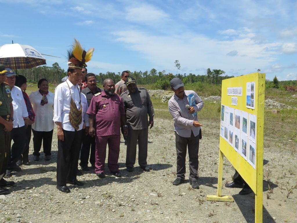 Presiden Joko Widodo menyimak penjelasan pelaksana proyek jalan Nduga ke Wamena di Kota Kenyam, Kabupaten Nduga, Papua, Kamis (31/12/2015). 
