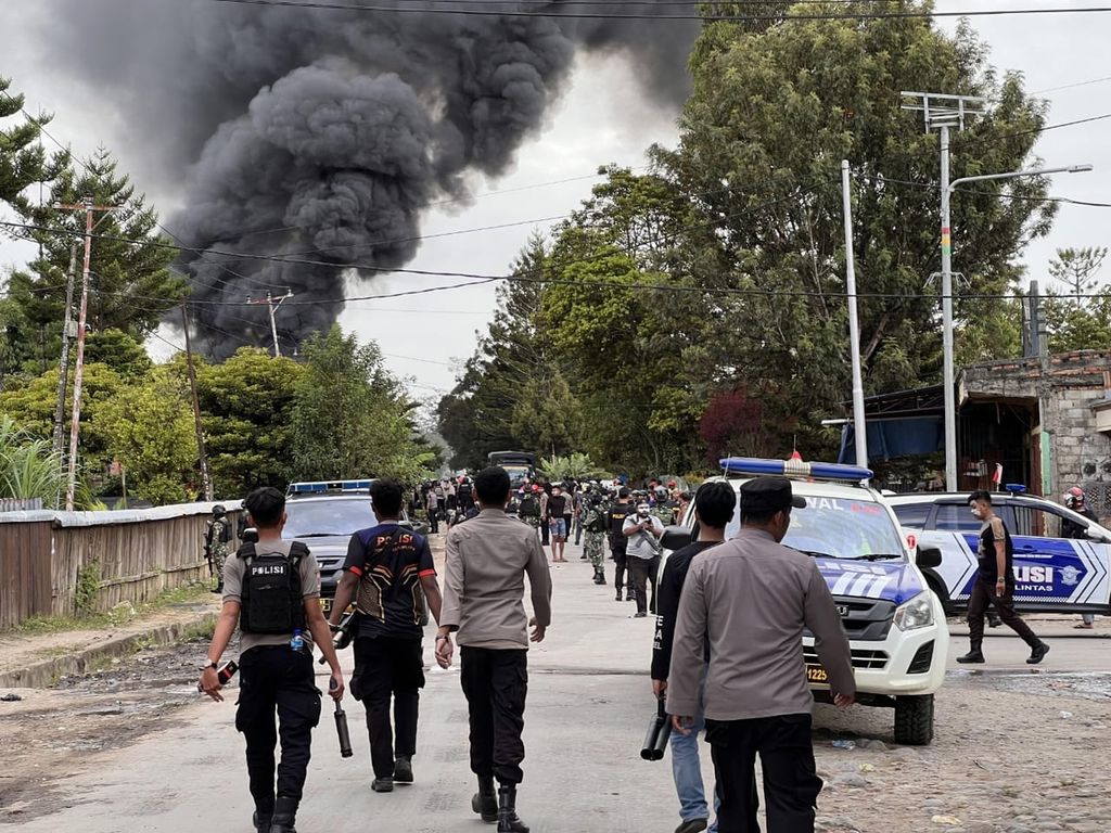 Aksi pembakaran sejumlah kios milik warga oleh massa yang terpengaruh isu penculikan anak di Wamena, ibu kota Kabupaten Jayawijaya, Papua Pegunungan, Kamis (23/2/2023).