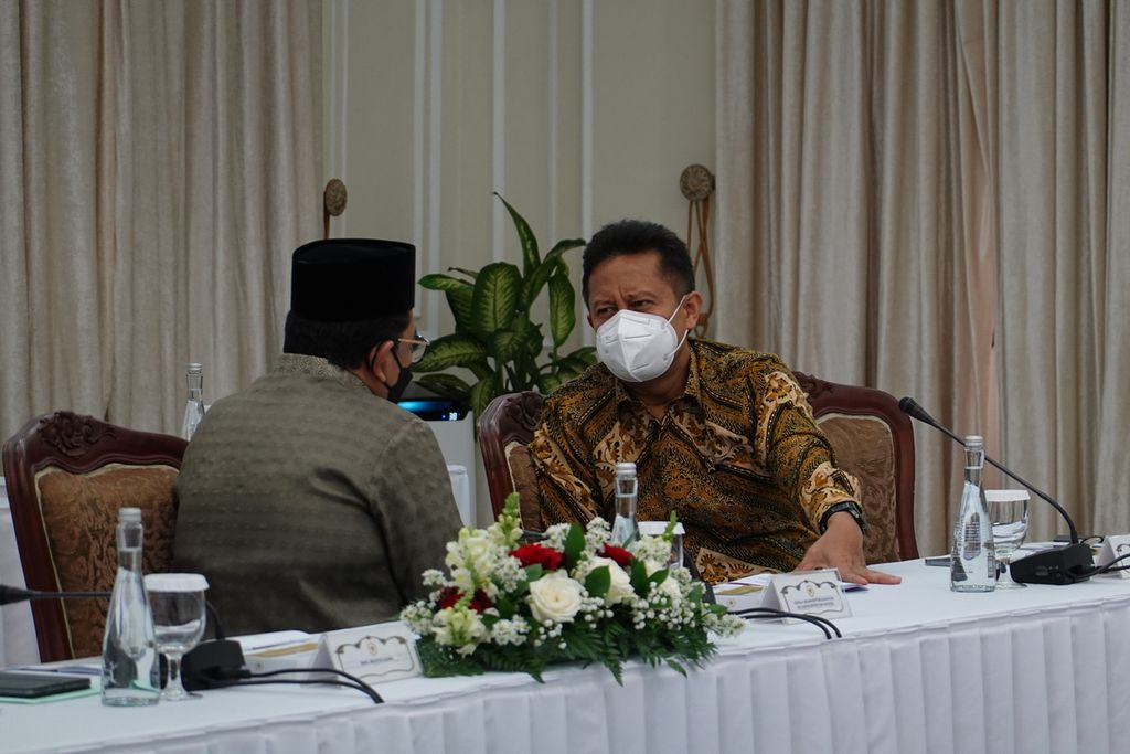 Menteri Kesehatan Budi Gunadi Sadikin (kanan) ketika menghadiri Rapat Koordinasi Tim Percepatan Penurunan Stunting (TPPS) Pusat di Istana Wakil Presiden, Jakarta Pusat, Rabu (11/5/2022). 