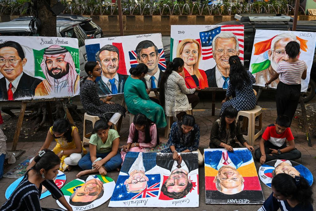 Sejumlah pelajar menggambar wajah para pemimpin negara-negara G20 di salah satu sekolah seni di Mumbai, India, 5 September 2023, menjelang Konferensi Tingkat Tinggi G20 di New Delhi, India.
