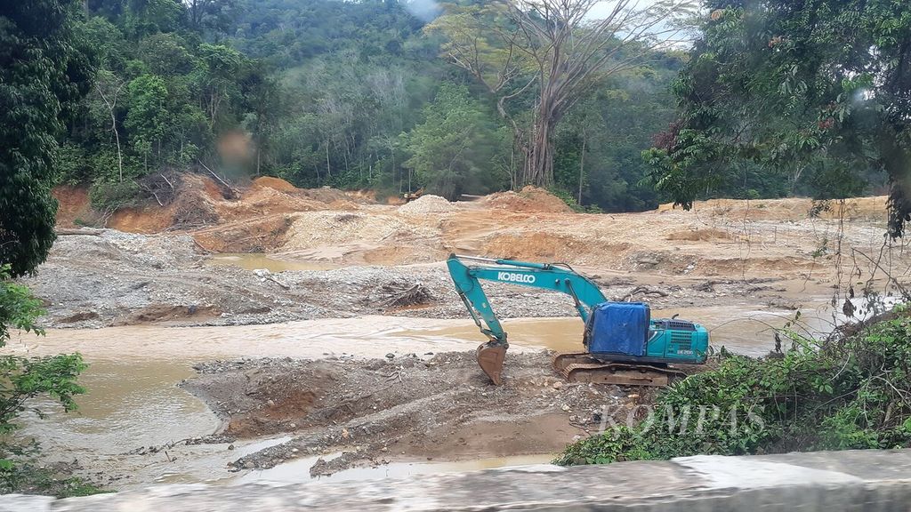 Aliran Sungai Sipa di Desa Lubuk Bedorong, Kecamatam Limun, Sarolangun, yang berhilir hingga ke Sungai Batanghari rusak akibat masifnya tambang emas liar, Kamis (18/11/2021). 