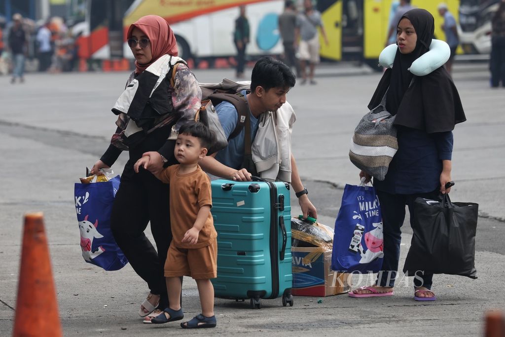 Calon penumpang membawa barang bawasn di Terminal Kampung Rambutan, Jakarta, Jumat (5/4/2024). 