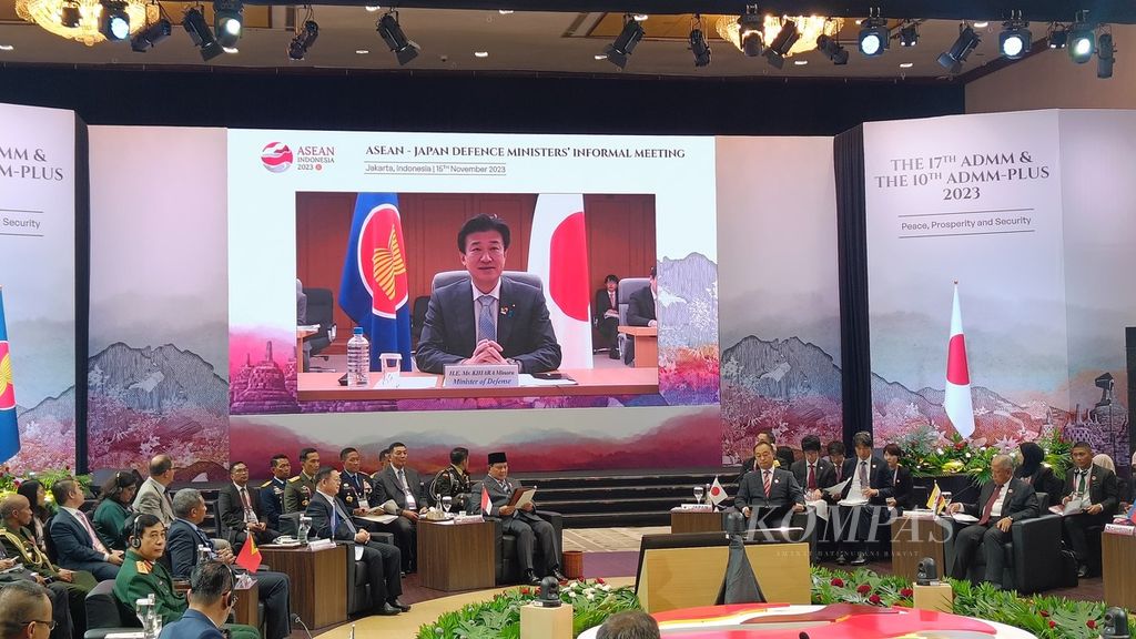 Suasana pertemuan informal Menteri Pertahanan di ASEAN dengan Menteri Pertahanan Jepang Minoru Kihara (pada tampilan layar) dan Miyazawa Hiroyuki di sela-sela The 17th ASEAN Defence Ministers’ Meeting (ADMM) 2023 di Jakarta Convention Center, Jakarta, Rabu (15/11/2023).