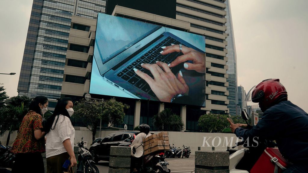 Pekerja kantoran melintasi jalur pedestrian di Jalan Sudirman, Jakarta, Rabu (28/4/2021). 