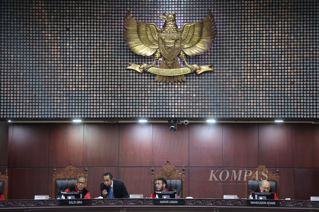 Suasana sidang pengujian materiil Undang-Undang Nomor 7 Tahun 2017 tentang Pemilihan Umum di Mahkamah Konstitusi, Jakarta, Selasa (1/8/2023). Uji materiil itu terkait pasal 169 huruf q UU Nomor 7 Tahun 2017 yang membatasi usia minimal 40 tahun untuk calon presiden dan calon wakil presiden.
