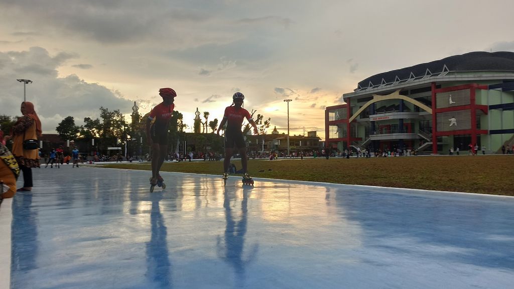 Sejumlah anak dan remaja bermain sepatu roda atau <i>roller skate</i> di Lapang Merdeka, Kota Sukabumi, Jawa Barat, Sabtu (8/1/2022). Lapangan yang dilengkapi sejumlah fasilitas olahraga ini direvitalisasi sejak 2021 dengan anggaran Rp 22 miliar dari Pemerintah Provinsi Jawa Barat.
