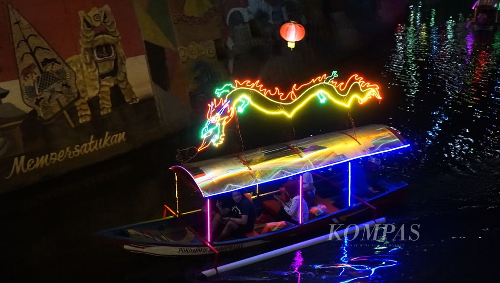Wisata perahu hias yang disuguhkan bagi warga dalam Grebeg Sudiro, di Kali Pepe, Kota Surakarta, Jawa Tengah, Rabu (11/1/2023) malam. Itu merupakan salah satu gelaran yang diadakan menyambut perayaan Imlek di kota tersebut. Dengan adanya pergelaran itu, perayaan Imlek terasa semakin semarak.
