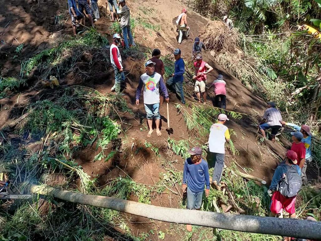 Pencarian korban bencana tanah longsor di Desa Tamansari, Kecamatan Ampelgading, Kabupaten Malang, Jawa Timur, Rabu (21/4/2021).