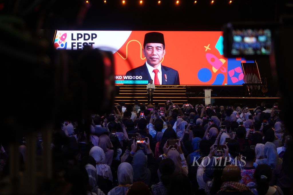 Presiden Joko Widodo memberikan sambutan pada acara LPDP Fest yang digelar di Kasablanka Hall, Jakarta, Kamis (3/8/2023).