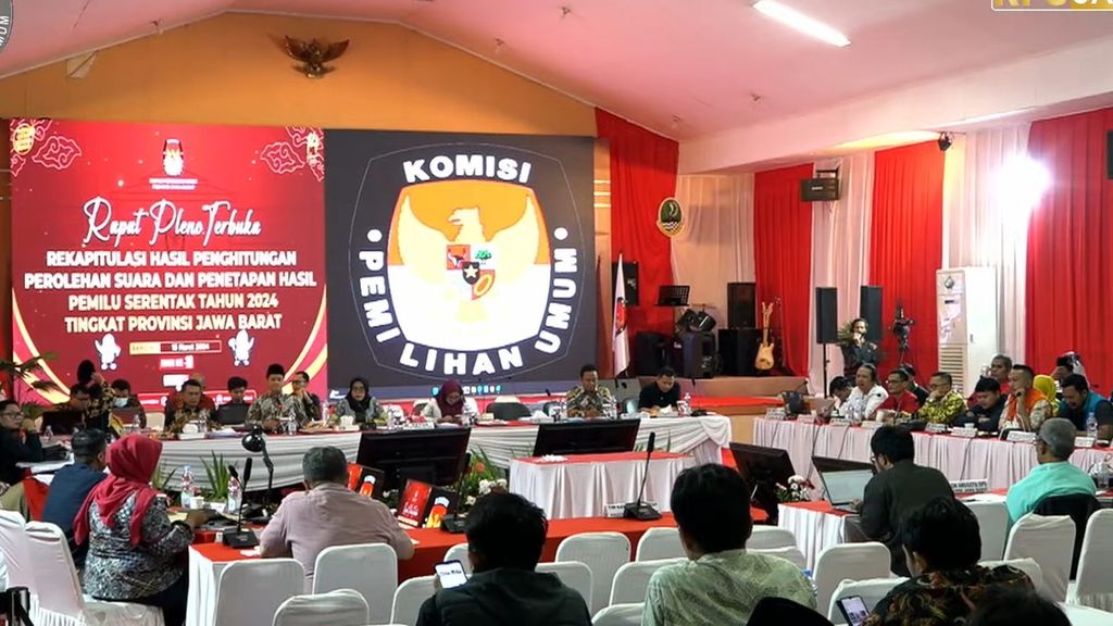 Pelaksanaan rekapitulasi tingkat Provinsi Jawa Barat di Kota Bandung, Jumat (15/3/2024). Pelaksanaan rekapitulasi sudah mencapai 26 kabupaten dan kota di Jawa Barat.