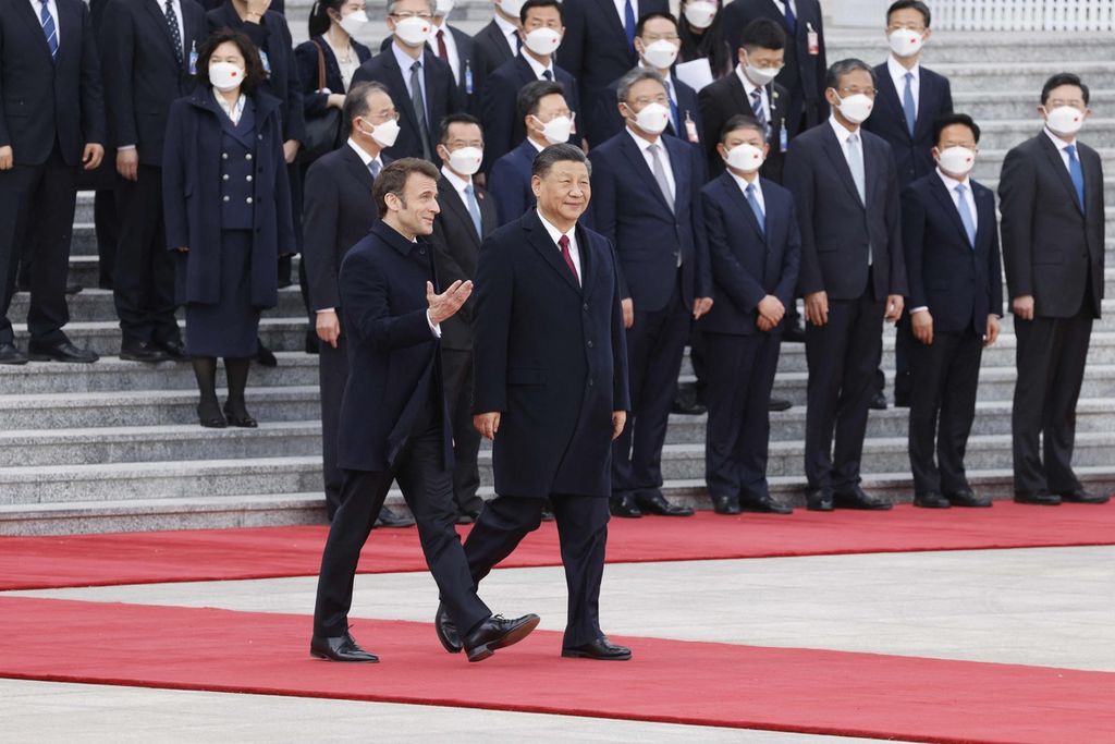 Presiden Perancis Emmanuel Macron (depan, kiri) dan Presiden China Xi Jinping (depan, kanan) tiba untuk mengikuti upacara penyambutan resmi di Beijing, China, Kamis (6/4/2023). 