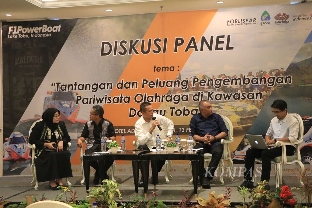 Wakil Gubernur Sumatera Utara Musa Rajekshah (tengah) menjadi pembicara dalam diskusi pengembangan pariwisata olahraga di kawasan Danau Toba yang dilaksanakan Forum Jurnalis Pariwisata, di Medan, Senin (13/2/2023). 
