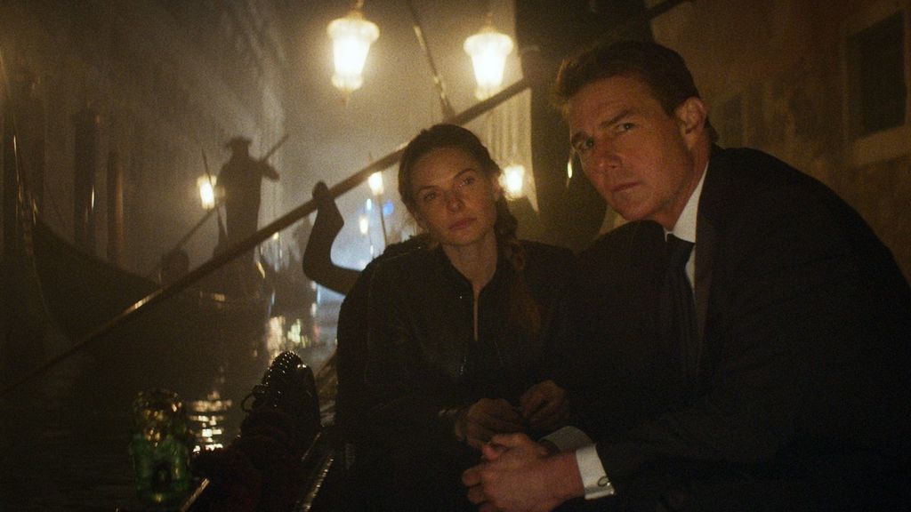 Rebecca Ferguson and Tom Cruise dalam film <i>Mission: Impossible Dead Reckoning Part One</i>.