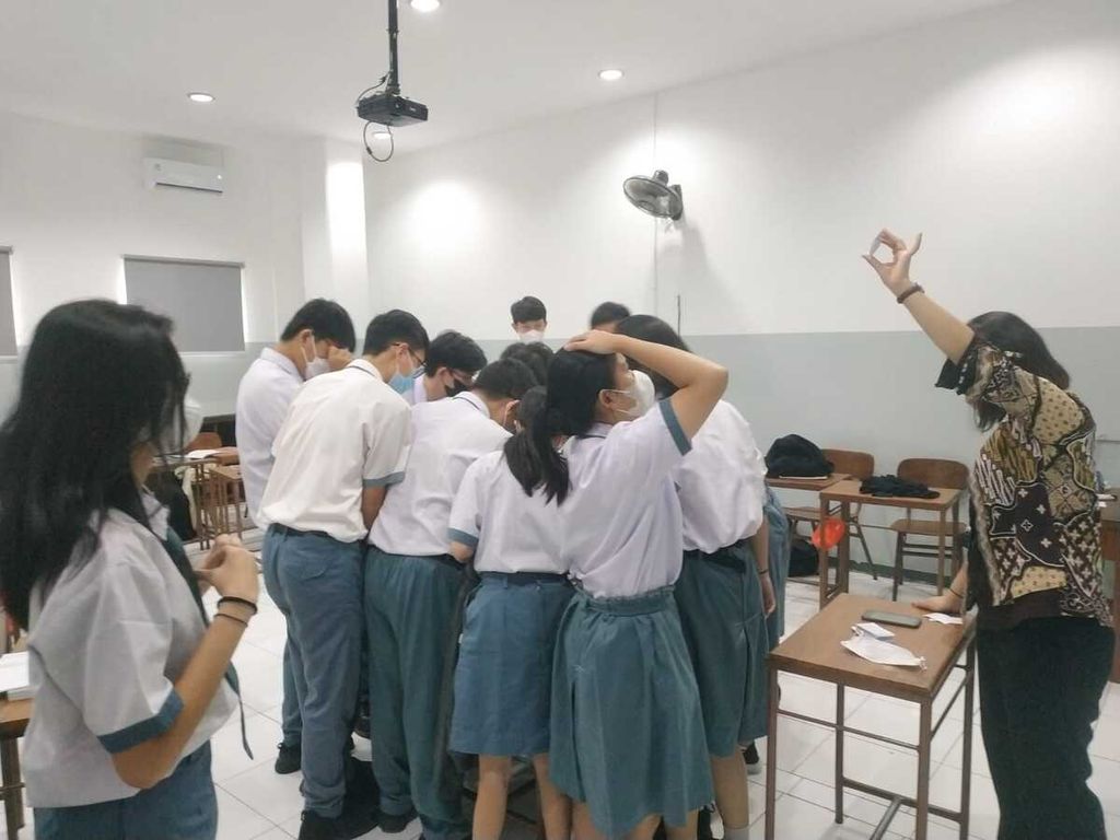 Guru Matematika SMA Tri Ratna Jakarta, Tiur, mengajar siswa melalui metode gim agar siswa tidak bosan, Kamis (11/5/2023).