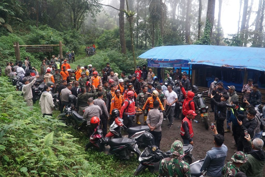 A joint search and rescue team transported one of the injured victims evacuated from Mount Marapi to the command post near the entrance to the Batupalano climbing route in Sungai Pua District, Agam, West Sumatra, on Monday (4/12/2023).
