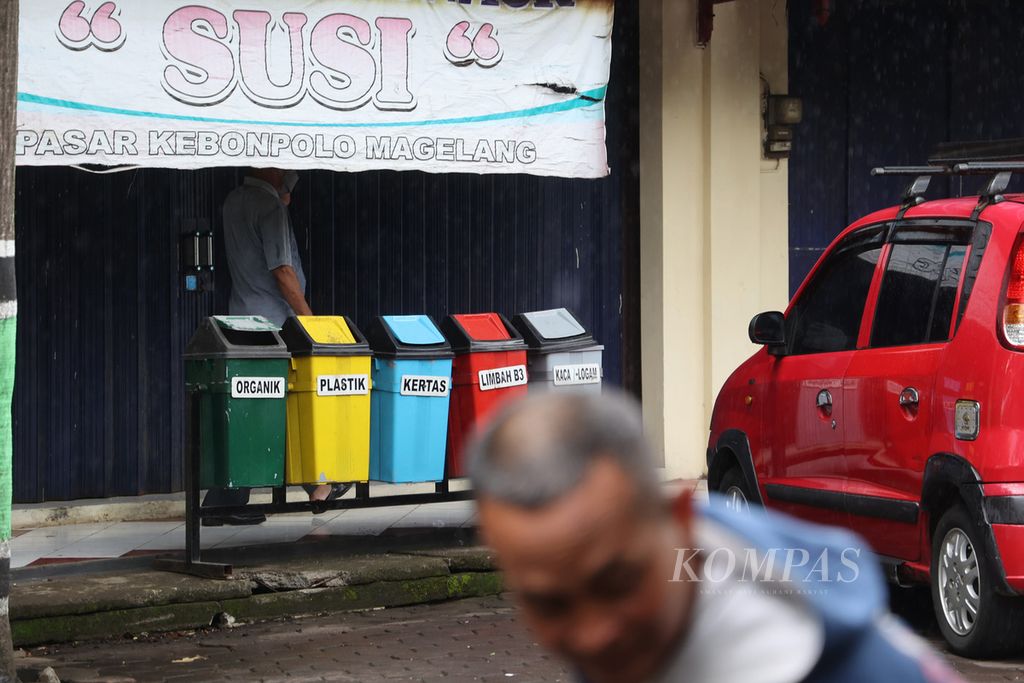 Tempat sampah di Pasar Kebonpolo, Kota Magelang, Jawa Tengah, dibedakan menurut jenis sampah, Selasa (11/10/2022). 