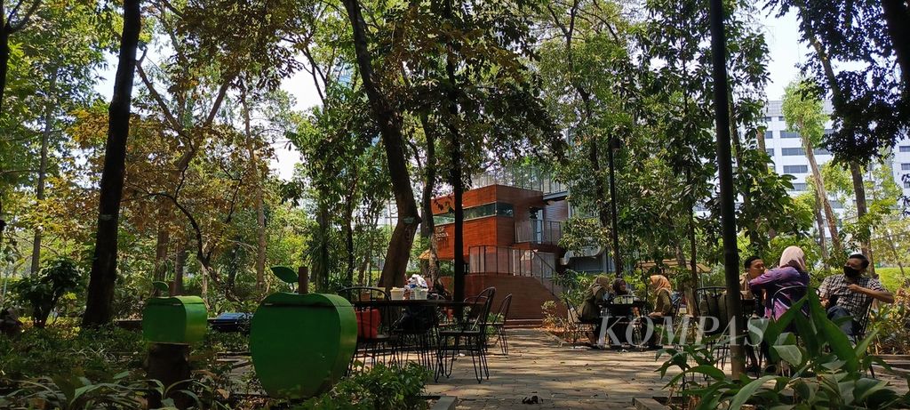 Kafe Arborea di tengah rimbun pepohonan di Arboretum Ir Lukito Daryadi di Kementerian Lingkungan Hidup dan Kehutanan, Jakarta, Selasa (26/9/2023), ramai dikunjungi. Ruang terbuka hijau menjadi salah satu lokasi terbaik untuk <i>healing.</i>