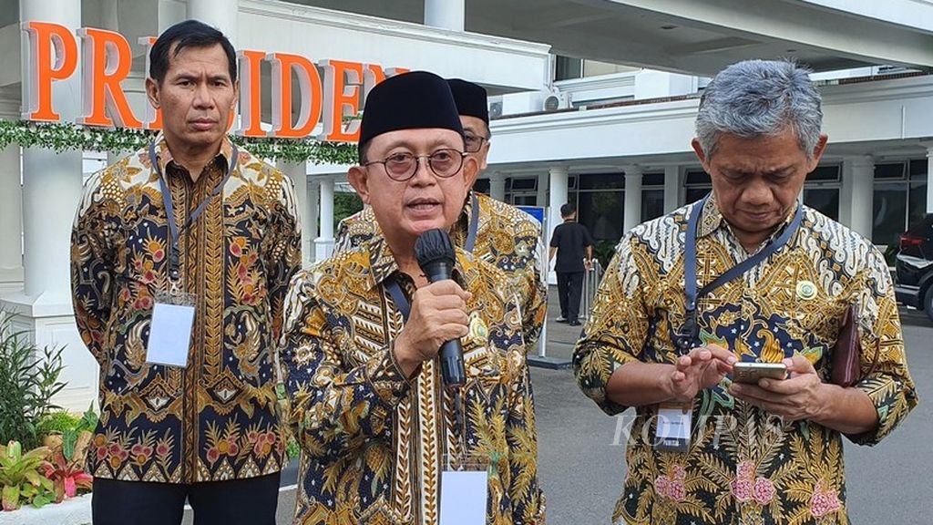 Ketua Umum Gabungan Pengusaha Kepala Sawit Indonesia (GAPKI) periode 2023-2028 Eddy Martono memberikan keterangan kepada wartawan, Rabu (12/4/2023), di Istana Wakil Presiden, Jakarta.