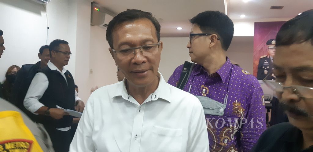 Vondell Towoliu, sepupu Kepala Satuan Reserse Narkoba Polres Metro Jakarta Timur Ajun Komisaris Besar Buddy Alfrits Towoliu (kemeja putih), ditemui di Polres Metro Jakarta Timur, Senin (1/5/2023).