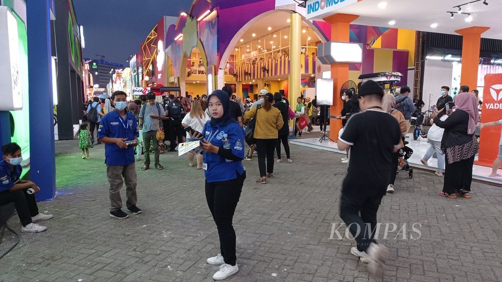 Jakarta Fair Kemayoran 2023 di Jakarta International Expo, Kemayoran, Jakarta Pusat, Rabu (14/6/2023) malam. Pameran multiproduk ini menargetkan 6,9 juta kunjungan dan transaksi Rp 7,3 triliun.