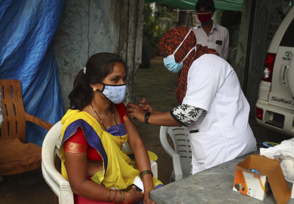 Seorang tenaga kesehatan menyuntikkan vaksin Covid-19 Covishield di Hyderabad, India, Jumat, 25 Juni 2021. 