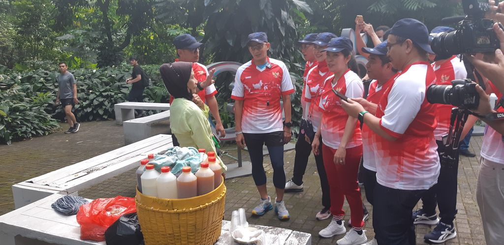 Minister of Tourism and Creative Economy Sandiaga S Uno together with 11 regional heads took a leisurely walk at the Bogor Botanical Gardens, Bogor, West Java, on Saturday (3/9/2022).