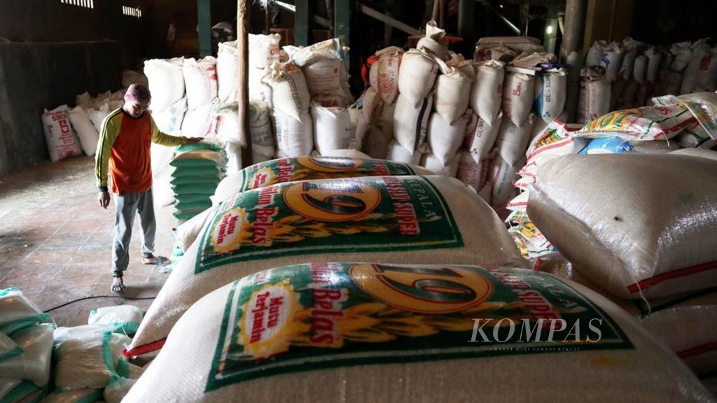 Pekerja mengemas beras untuk program bantuan pangan nontunai di sebuah pabrik penggilingan gabah di Desa Mundak Jaya, Kecamatan Cikedung, Kabupaten Indramayu, Jawa Barat, Kamis (10/10/2019). Beras premium itu diproduksi oleh Gabungan Kelompok Tani Mulus.