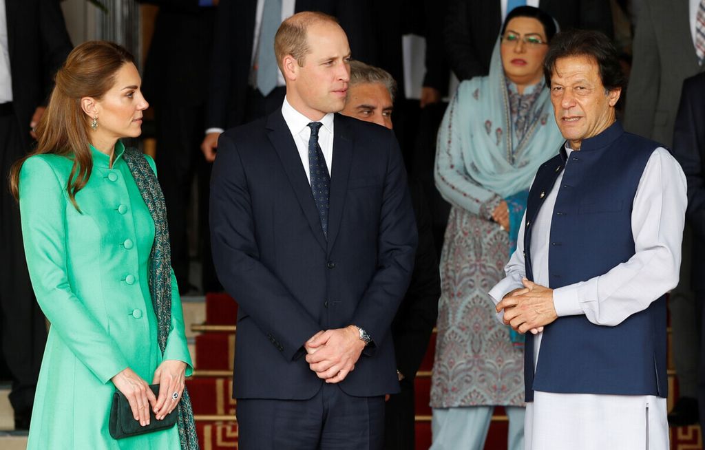 Pangeran William (Tengah) dan Catherine (kiri) dari Inggris, Duchess of Cambridge, berbicara dengan Perdana Menteri Pakistan Imran Khan, setelah pertemuan di Islamabad, Pakistan, 15 Oktober 2019. 