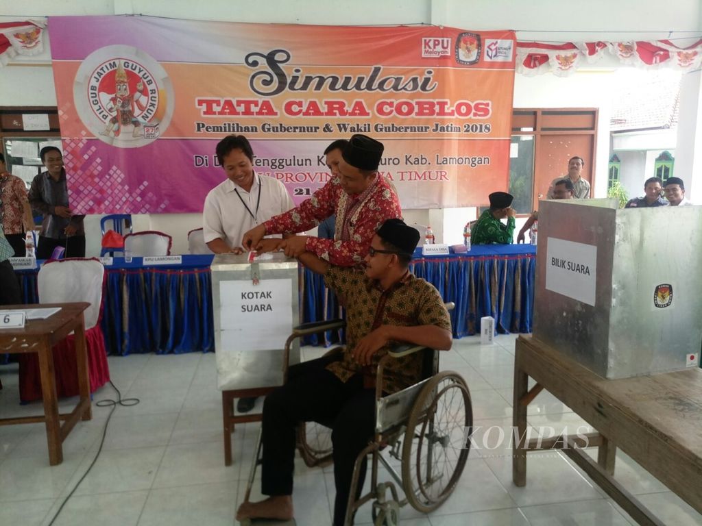 Simulasi tata cara mencoblos diharapkan meningkatkan kesadaran pemilih menggunakan suaranya, di Lamongan, Jawa Timur, Kamis (22/6/2018).