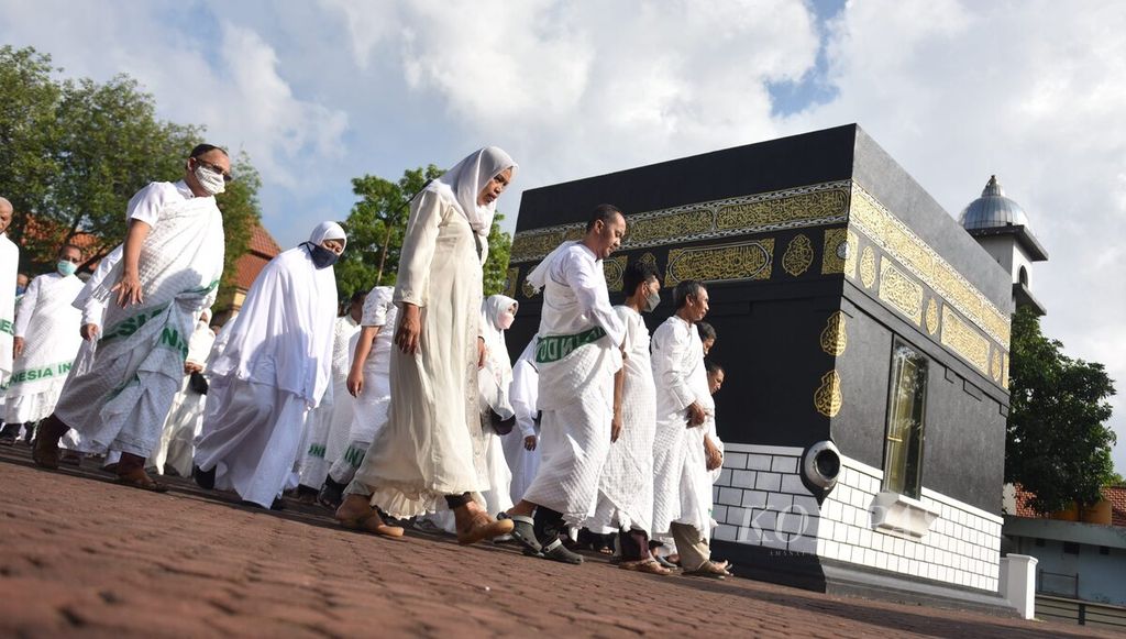 Calon jemaah haji melakukan tawaf saat manasik haji di Asrama Haji Embarkasi Surabaya, Kota Surabaya, Jawa Timur, Minggu (22/5/2022). Ibadah haji kembali dapat dilakukan setelah dua tahun ditiadakan akibat pandemi.