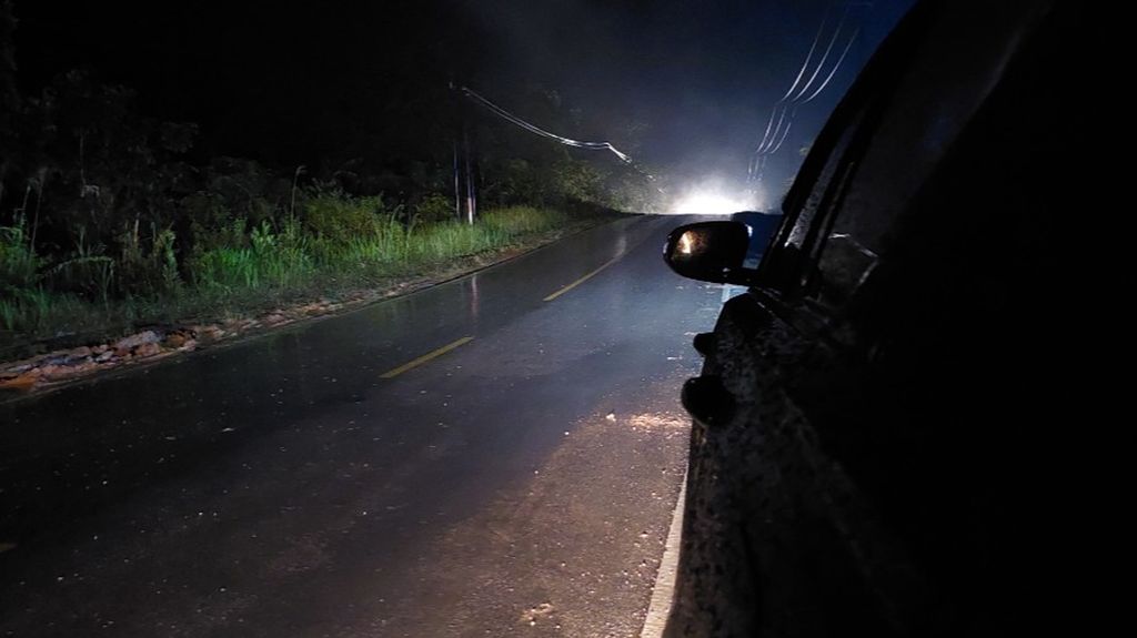 Perjalanan darat dari Melak menuju Samarinda, Kalimantan Timur, Sabtu (8/4/2023) malam. 