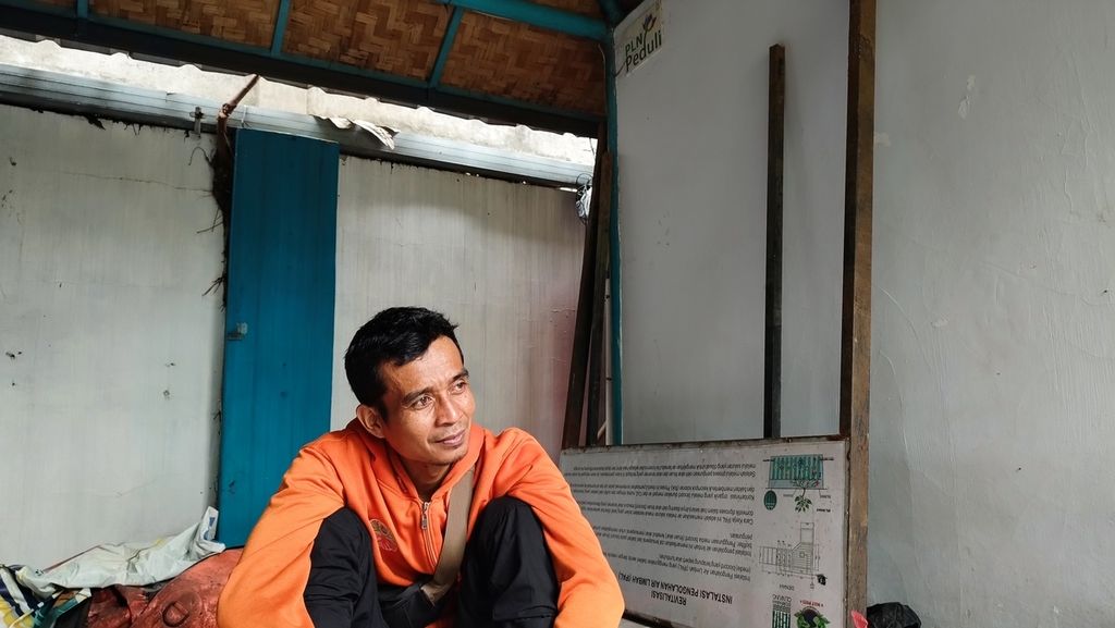 Muji (41), seorang pekerja Unit Pelaksana Kebersihan Dinas Lingkungan Hidup DKI Jakarta, menceritakan pengalamannya saat bergabung dengan komunitas Masyarakat Peduli Ciliwung atau Mat Peci, di markas komunitas tersebut, di Kelurahan Cikoko, Kecamatan Pancoran, Jakarta Selatan, Kamis (2/2/2023).