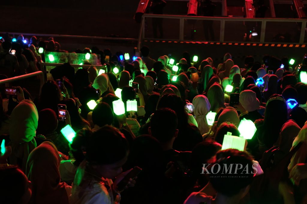 Para penonton konser SMTown Live 2023 SMCU Palace @JAKARTA membawa <i>lightstick</i> untuk meramaikan konser yang berlangsung di Stadion Gelora Bung Karno, Jakarta, Sabtu (23/9/2023) malam. 