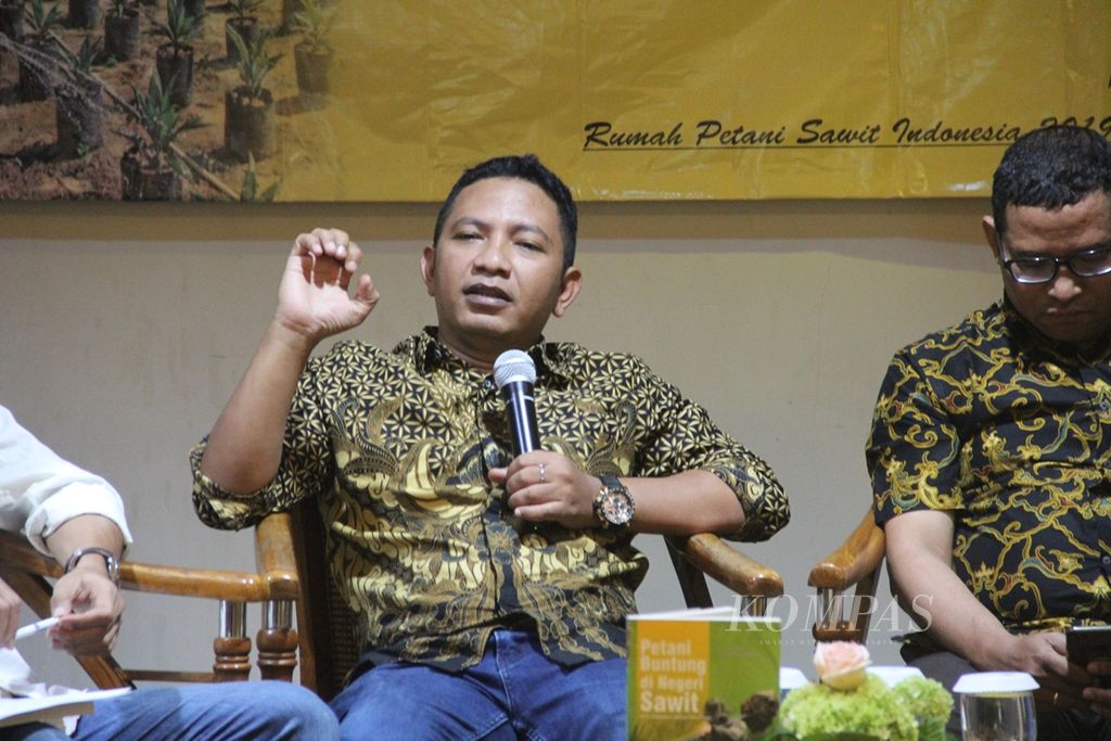 Sekretaris Jenderal Serikat Petani Kelapa Sawit Mansuetus Darto (tengah) 