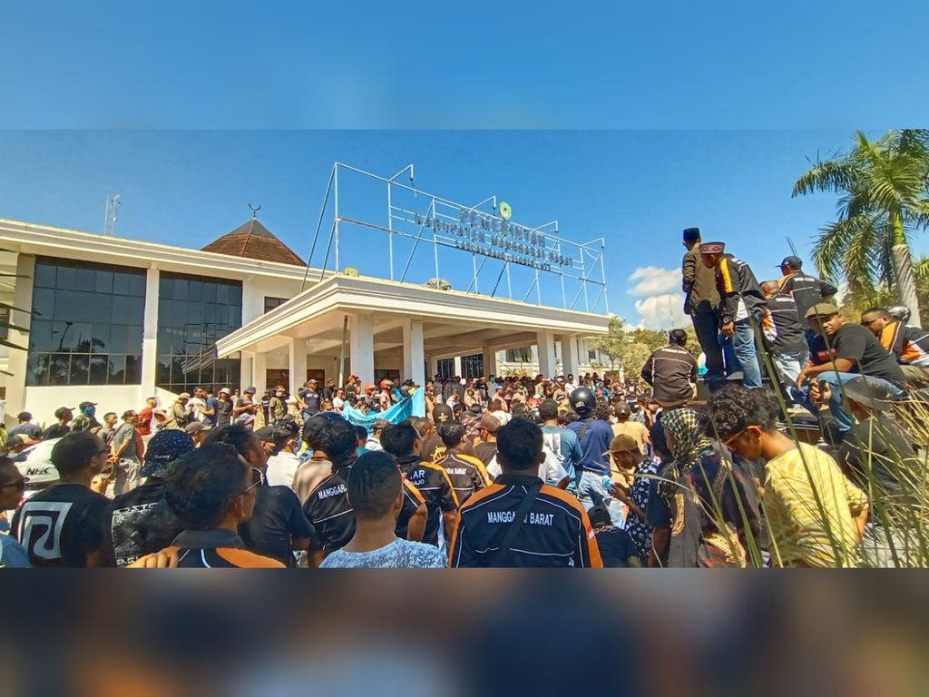 Aksi unjuk rasa pegiat wisata di Labuan Bajo, Kabupaten Manggarai Barat, Nusa Tenggara Timur, pada Senin (18/7/2022). Mereka menolak penerapan tiket masuk Taman Nasional Komodo dari sekitar Rp 200.000 menjadi Rp 3,75 juta.