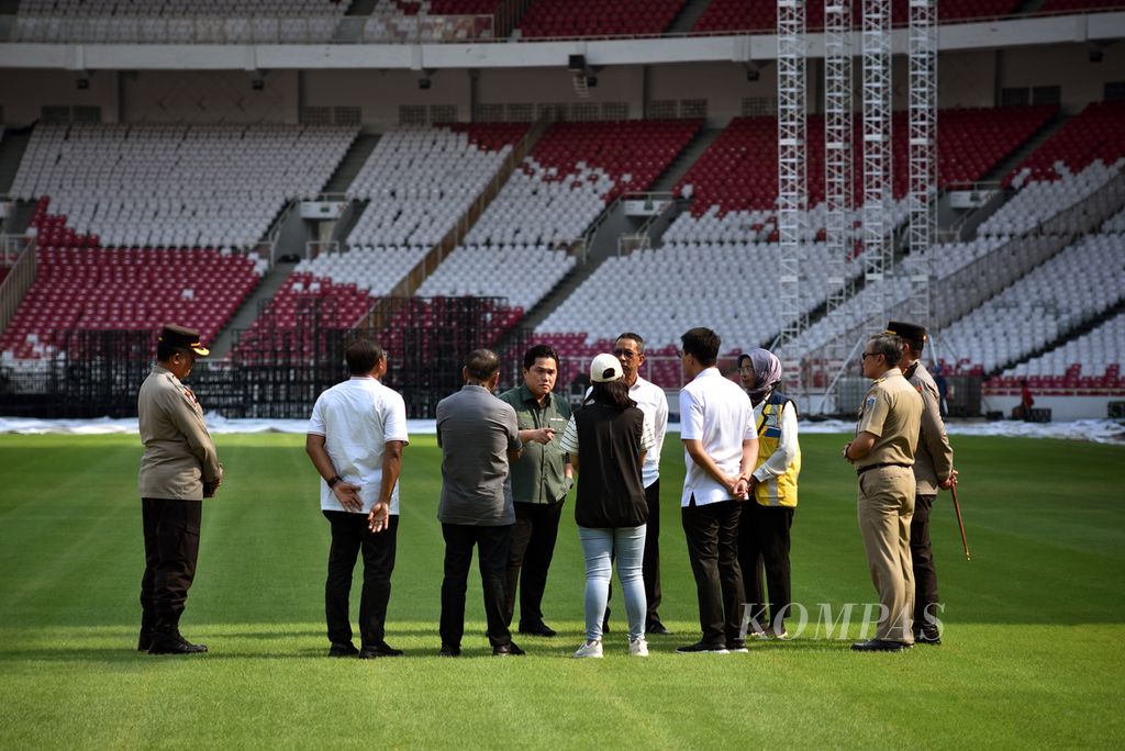 Ketua Panitia Penyelenggara Piala Dunia FIFA U-20 2023 Erick Thohir saat memimpin pengecekan Stadion Utama Gelora Bung Karno untuk Piala Dunia FIFA U-20 2023 di Jakarta, Senin (13/3/2023). 