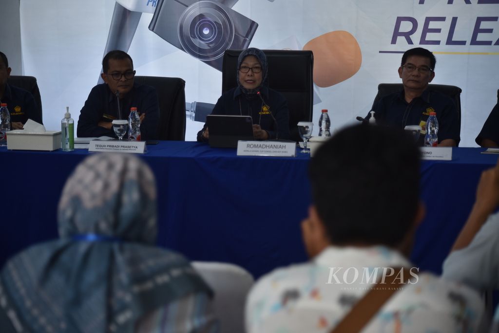 Kepala Kantor Wilayah Direktorat Jenderal Pajak Sumatera Selatan dan Kepulauan Bangka Belitung Romadhaniah (tengah) memberikan keterangan pers mengenai penanganan dugaan kasus korupsi yang melibatkan tiga pegawai Kantor Pajak Pratama Palembang dalam konferensi pers di Palembang, Rabu (1/11/2023). 